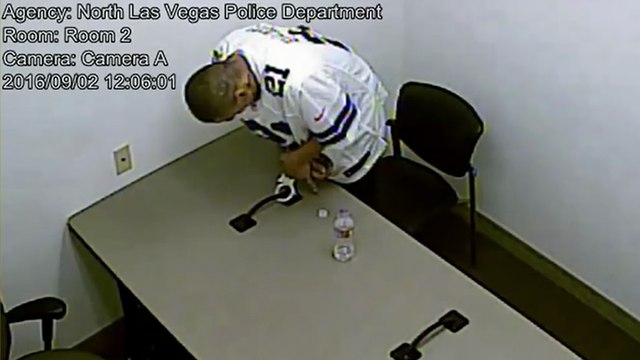 Il tord ses menottes et s'échappe