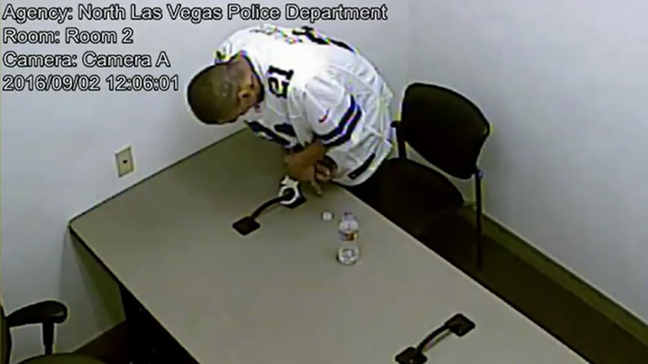 Il tord ses menottes et s'échappe