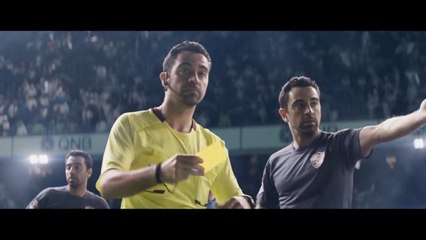 Técnico, juiz, goleiro e torcedor: Xavi faz de tudo em comercial