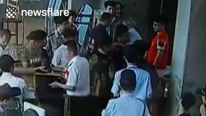 Police officer carries disabled elderly woman for 1km so she can catch her train on time