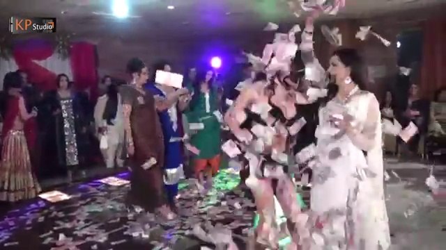 LUCKY LEONE PERFORMING DESI LOOK @ PRIVATE MUJRA PARTY 2016