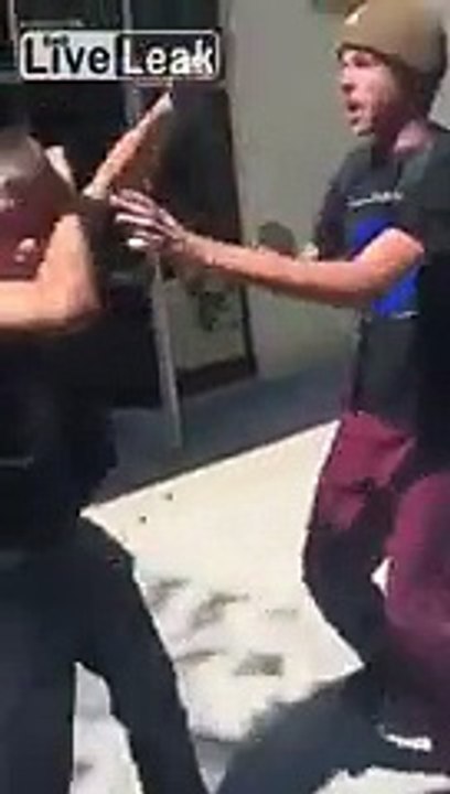 Cette brute frappe un garçon aveugle, mais il va vite le regretter…