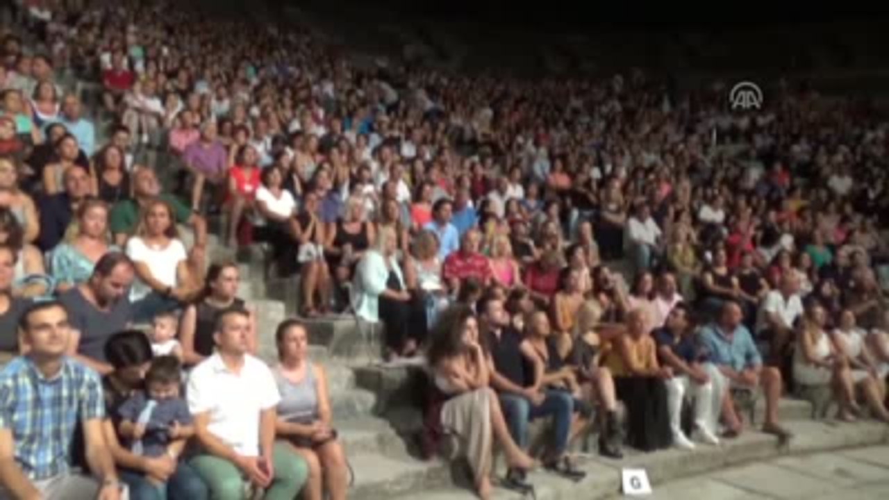 Sanatçı Ferhat Göçer'den Şehit Aileleri ve Polis Yararına Konser