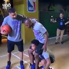 شاب يتغلب على كبار نجوم كرة السلة الاميركية ويصيبهم بالدهشة والارتباك