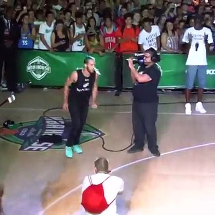 Seyircilerin arasından çıkan sürpriz basketolcu