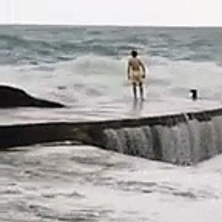 Un jeune inconscient se jette dans une mer déchaînée !
