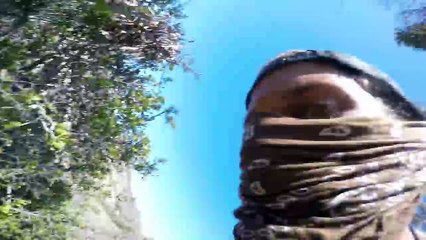 Il frôle la mort en sautant d'une falaise