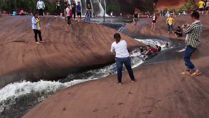 Ils s’éclatent dans un gigantesque toboggan naturel en Thailande