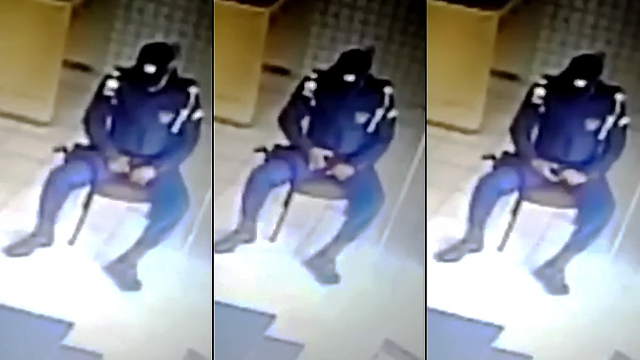 Un policier s'amuse avec son arme