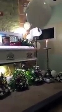 Una mamma sta piangendo alla veglia funebre del figlio. Ma guardate cosa fa il palloncino bianco!