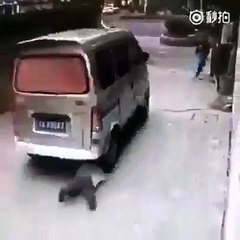 اندها ڈرائیور تها دیکهے اللہ کی قدرت بچہ بچ گیا