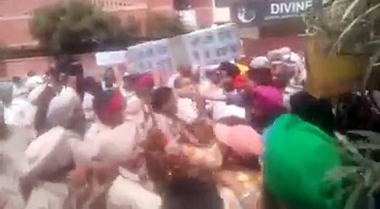 Journalists vs Police