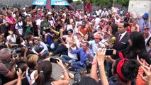 Opositores y chavistas marchan en Venezuela por referendo