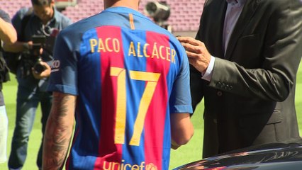 Alcácer llega al Barça para "crecer" como jugador