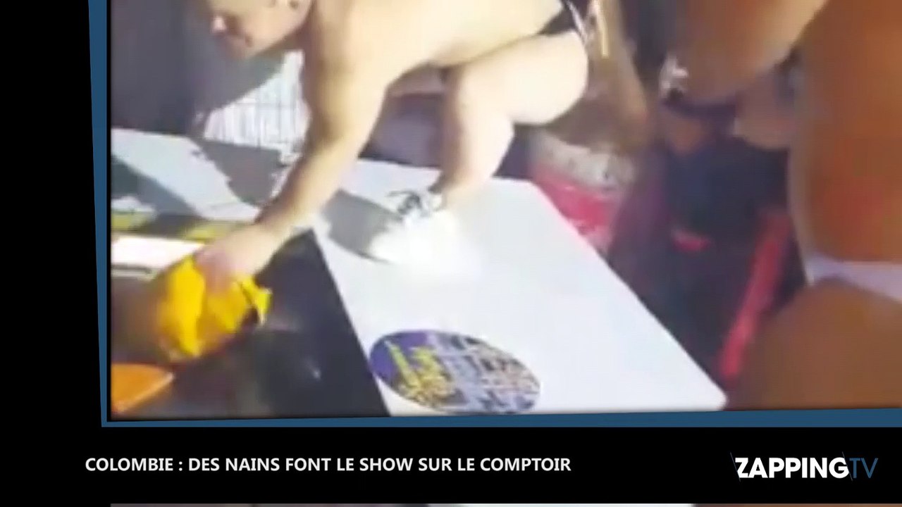 Colombie: debout sur un bar, deux nains strip-teasers font le show