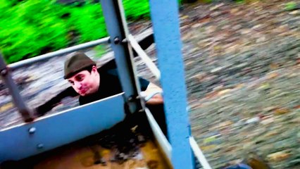 Cet idiot se fait chopper à grimper sur des trains de marchandise aux USA