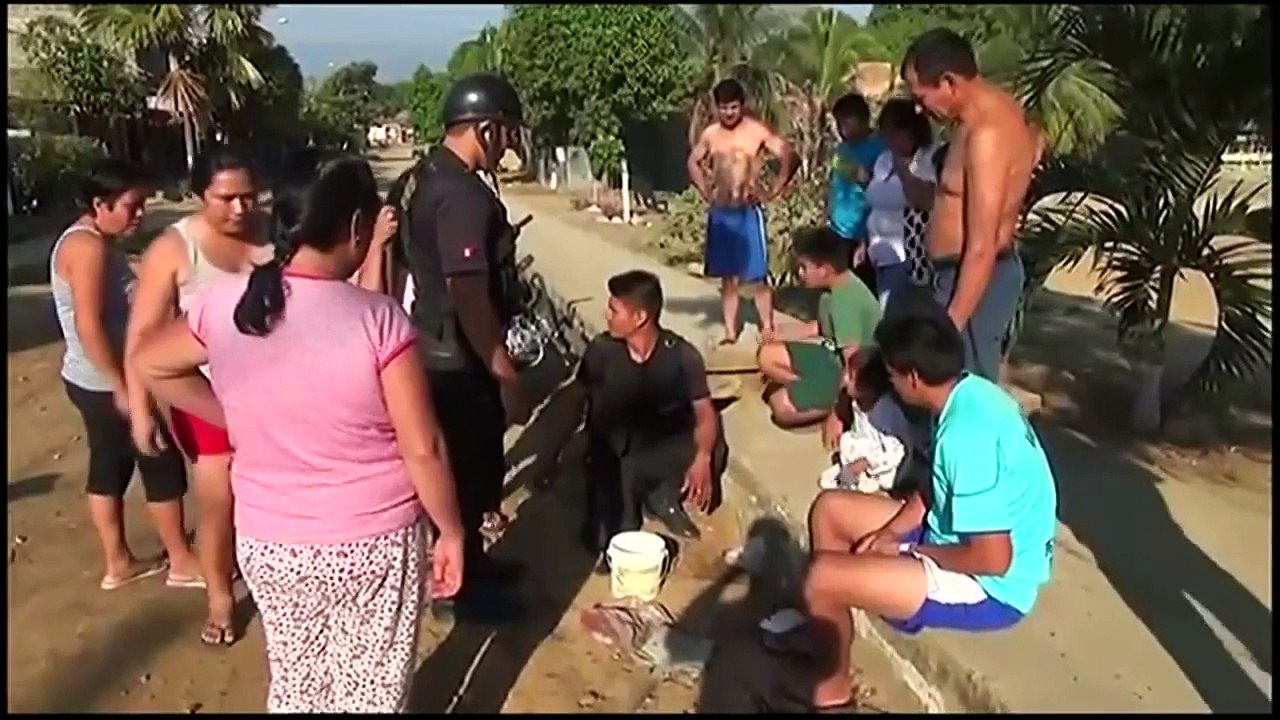 Sauvetage d'un chien coincé dans une bouche d'égouts en béton