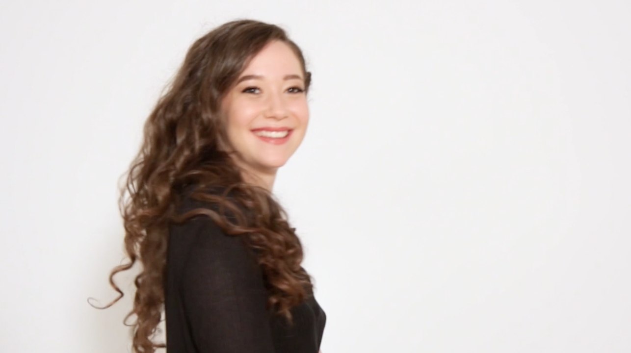 3 coiffures parfaites pour cheveux bouclés