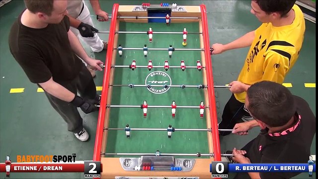 Un joueur réalise une impressionnante reprise de volée au baby-foot