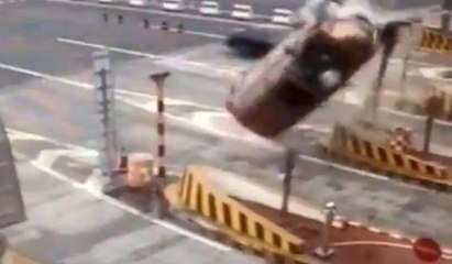 Bariyerlere çarpıp böyle takla attı