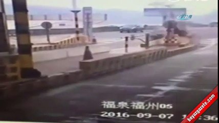 Bariyerlere çarpıp takla attı