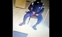 Un policier se tire lui-même dans la jambe en jouant avec son arme