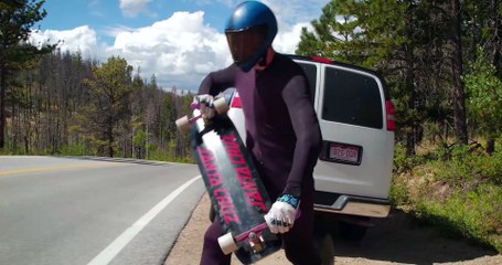 Il pulvérise le record du monde de vitesse sur un skateboard
