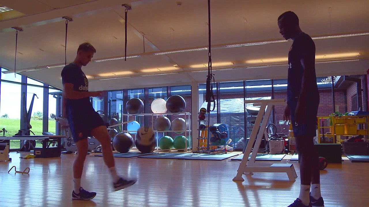 Ils s'amusent dans une partie de jongles endiablée