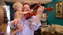 Duo adorable : ce papa joue du violon avec son bébé dans les bras
