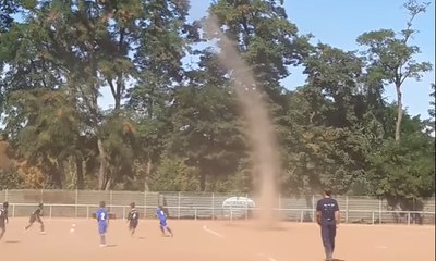 Phénomène étrange, la colonne de poussière sur un terrain de foot !