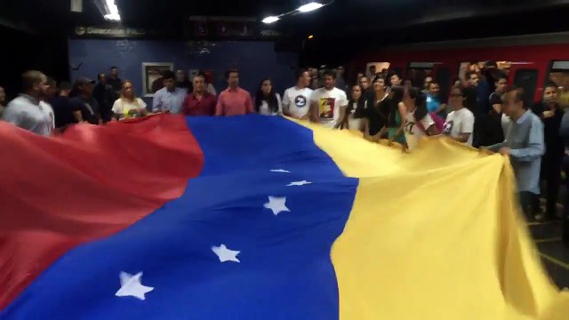 Usuarios del Metro de Caracas sacaron bandera de Venezuela en apoyo al revocatorio