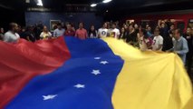 Usuarios del Metro de Caracas sacaron bandera de Venezuela en apoyo al revocatorio