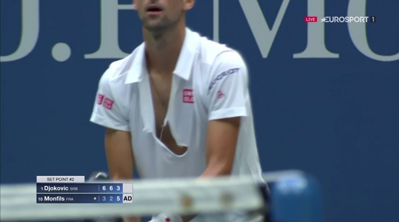 Novak Djokovic déchire son polo avant la fin du jeu