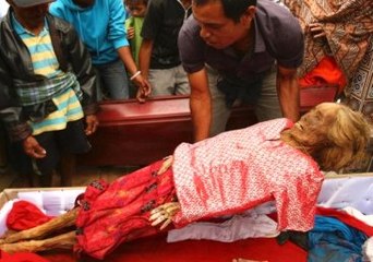 Endonezya'da Toraja Kabilesi Ölülerini Mezardan Çıkarıp Yakıyorlar!