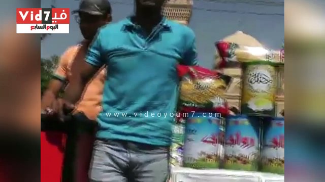 محافظ الغربية يتفقد منافذ بيع السلع التموينية بطنطا