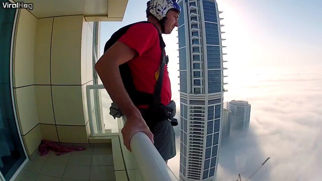 Ce base jumper saute depuis un gratte-ciel direct dans les nuages