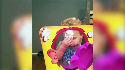 Un gamin vexé par le jeu de la tarte à la crême... Réaction hilarante