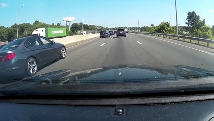 Un conducteur distrait percute une voiture