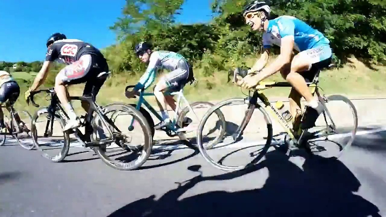 Un cycliste se met en position Superman pour dépasser ses adversaires