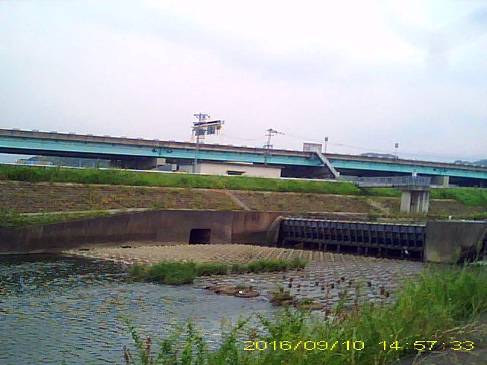 川に沿って歩く