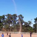 Une colonne de poussière se forme en plein milieu d’un match de foot