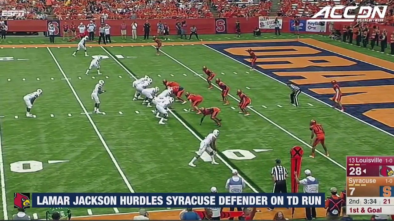 Lamar Jackson saute par dessus un défenseur pour inscrire un touchdown