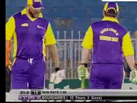 راولپنڈی اسٹیڈیم میں ڈومسٹک مچ میں سائمنڈز بیٹنگ پر آ گئے !! سائمنڈز نے پرانے انداز میں بیٹنگ کرتے ہوئے بولر کو دو گیندوں پر دو لمبے چھکے دے مارے