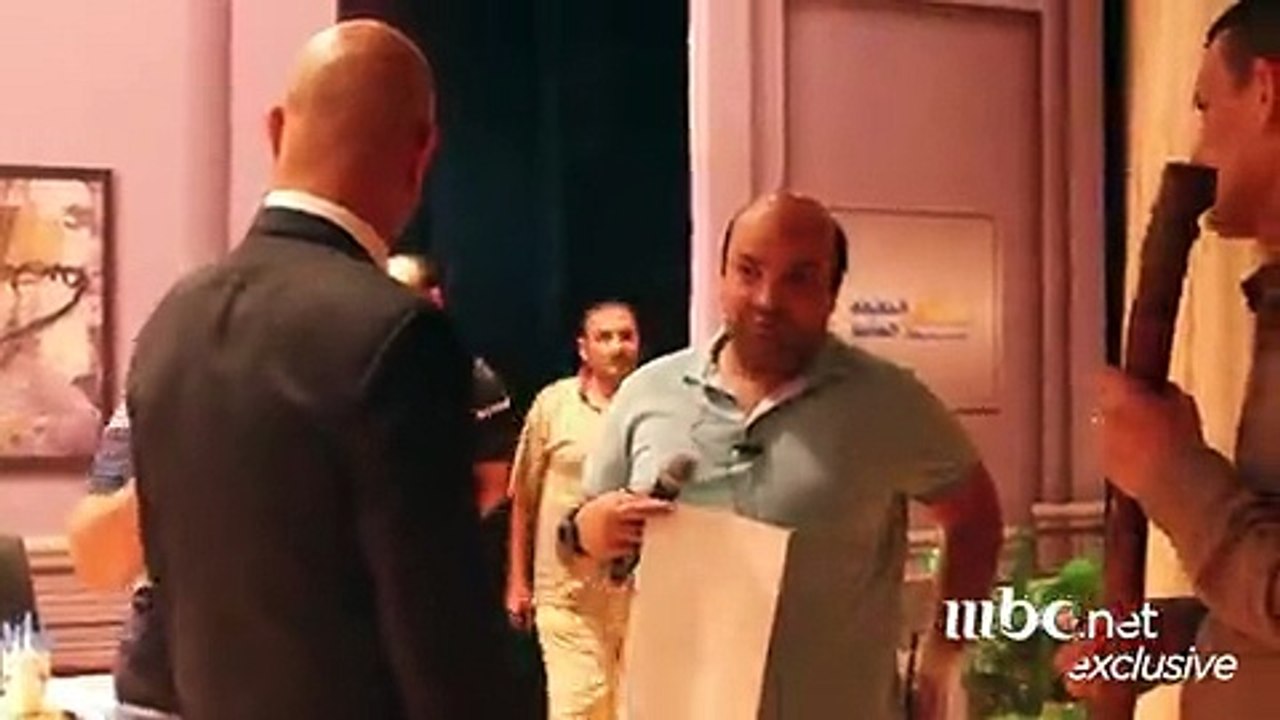 ما لا يراه الجمهور.. هذا ما يحدث قبل فتح ستار مسرح مصر بدقيقة -