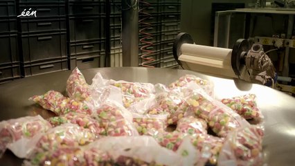 Le processus de fabrication de ces bonbons à la gélatine va vous couper l'appétit