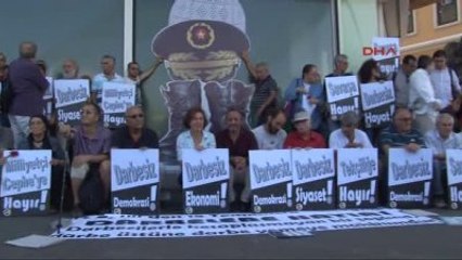 78'liler Girişiminden Taksim'de "Darbelere Hayır" Eylemi