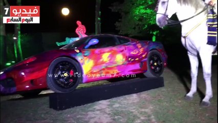 بالفيديو.. العالمى بوتشيلى يرقص بالحصان بجوار سيارة شاليمار الشربتلى