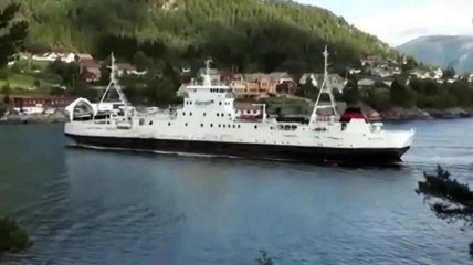 YARIM KALDI  Şiir Seslendiren Video Aynur AVCI