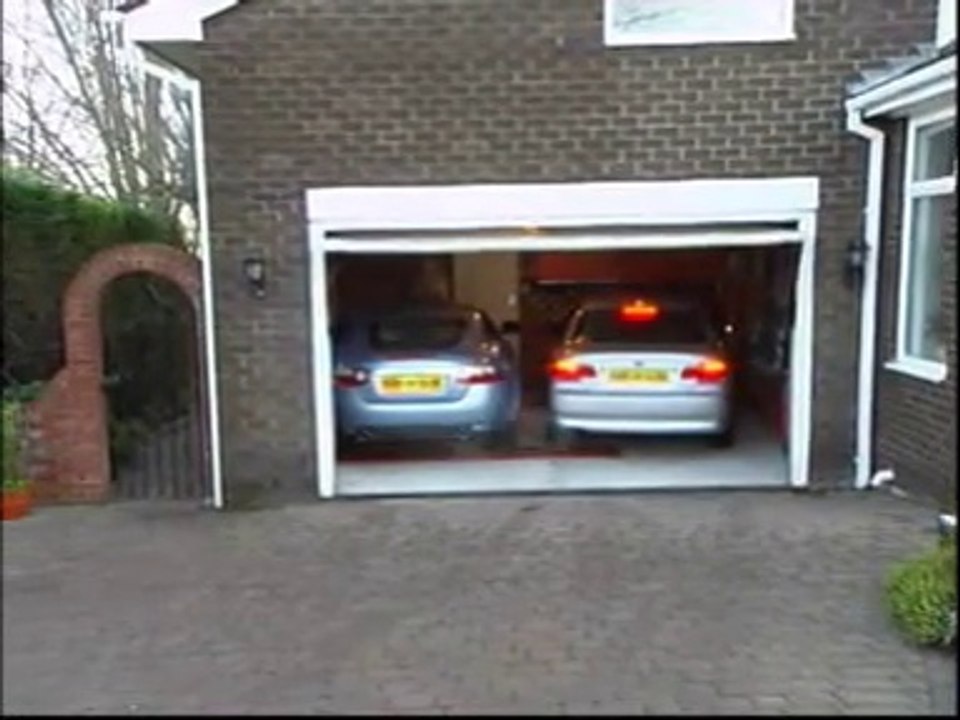 Invention géniale pour garer 2 voitures dans un petit garage : glissières intelligentes