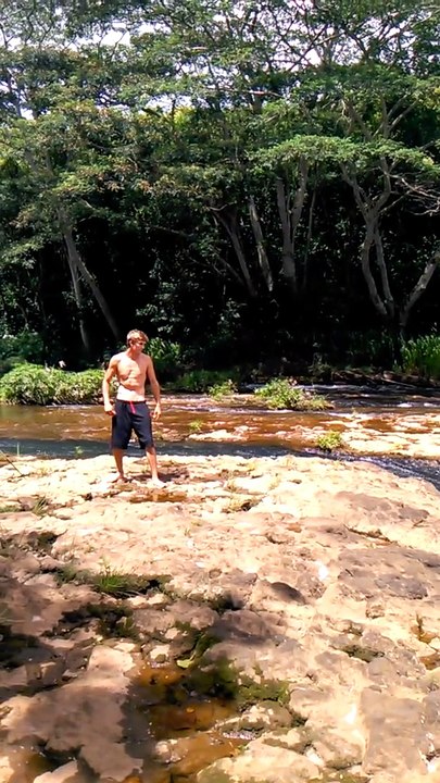 Ce taré saute du haut d'une chute d'eau de 50m... Dingue